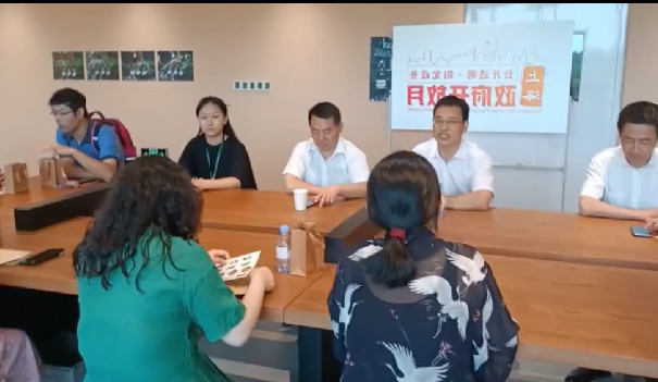 松江区文化旅游局副局长张国强在座谈会上向市民代表介绍云间会堂文化艺术中心基本情况和展览情况